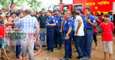 সিদ্ধিরগঞ্জে পোষাক কারখানায় আগুন, ইন্ডাস্ট্রিয়াল এস.পি জাহিদুল ইসলামের পরিদর্শন