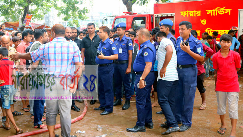সিদ্ধিরগঞ্জে পোষাক কারখানায় আগুন, ইন্ডাস্ট্রিয়াল এস.পি জাহিদুল ইসলামের পরিদর্শন