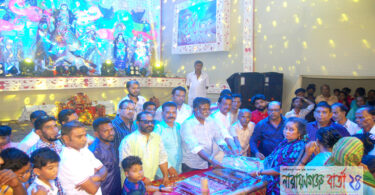 বিভিন্ন এলাকায় দু:স্থদের মধ্যে কাউন্সিলর খোরশেদের শাড়ি বিতরণ