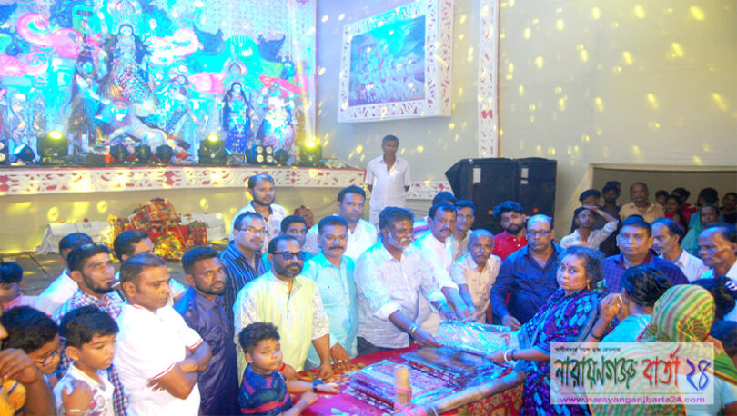 বিভিন্ন এলাকায় দু:স্থদের মধ্যে কাউন্সিলর খোরশেদের শাড়ি বিতরণ