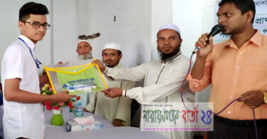 নলেজ আইডিয়াল স্কুলের পরীক্ষার্থীদের মাঝে শিক্ষা সামগ্রী বিতরণ
