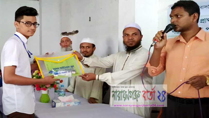 নলেজ আইডিয়াল স্কুলের পরীক্ষার্থীদের মাঝে শিক্ষা সামগ্রী বিতরণ