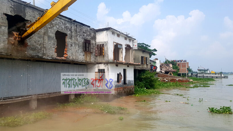 শীতলক্ষ্যা দখল করে গড়ে তোলা ১৫টি মার্কেট গুড়িয়ে দিল বিআইডব্লিউটিএ