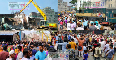 ২নং রেল গেইটে অবৈধ স্থাপনা উচ্ছেদ, চলন্ত ট্রেন থামিয়ে বিক্ষোভ