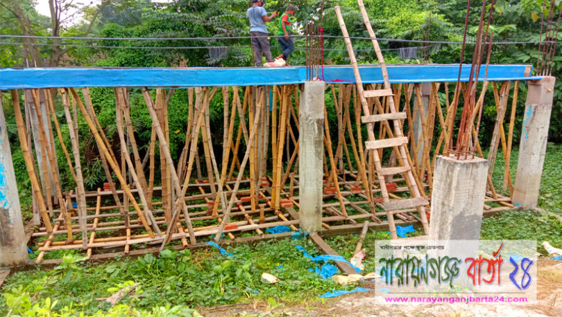 না.গঞ্জ বন্দরে সরকারী খালের উপর ক্লাব নির্মাণ