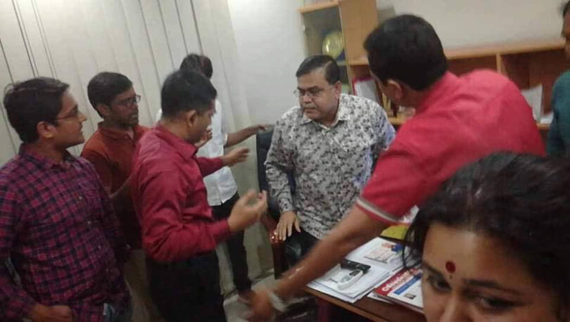 এস এ টিভি থেকে হেড অব নিউজ ফয়সালকে বের করে দিলো বিক্ষুব্ধরা