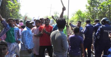 কবরস্থানের জমি রক্ষার দাবিতে রূপগঞ্জে অবরোধ ও বিক্ষোভ
