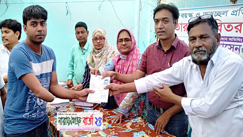 নাসিক ২৭নং ওয়ার্ডে বয়স্ক ও প্রতিবন্ধীদের মাঝে মাসিক ভাতার বই বিতরণ