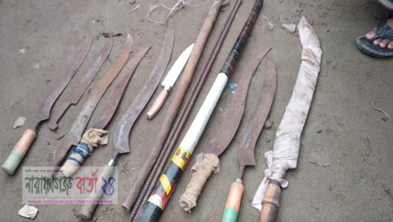 ফতুল্লায় দেশীয় অস্ত্রসহ কিশোর আটক