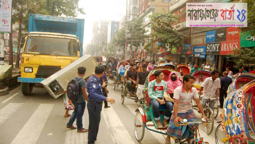 শহরে যানজটমুক্ত করতে ট্রাফিক পুলিশের অভিযান