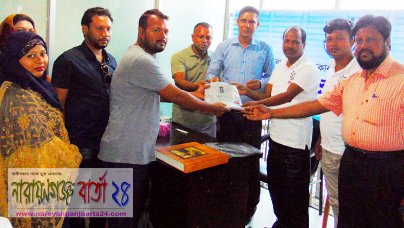 সক্রিয় সদস্য ও কর্মীদের পলোশার্ট উপহার দিলো মানব কল্যাণ পরিষদ