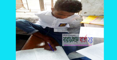 পা দিয়ে লিখে জেএসসি পরীক্ষা দিচ্ছে সঞ্জু দাস