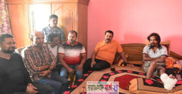 অসুস্থ্য ফটো সাংবাদিক সৌরভের শয্যা পাশে জেলা যুবদল নেতৃবৃন্দ
