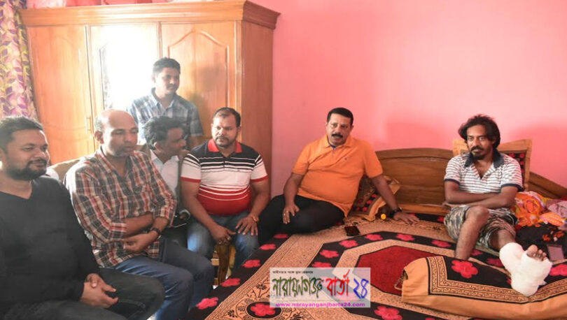 অসুস্থ্য ফটো সাংবাদিক সৌরভের শয্যা পাশে জেলা যুবদল নেতৃবৃন্দ