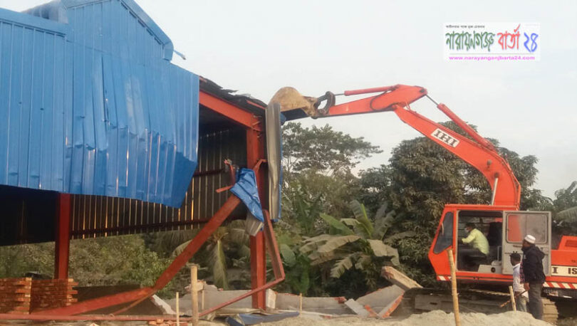 বন্দরে পূর্বা ডেইরী এন্ড এগ্রো ফার্মের অবৈধ স্থাপনা উচ্ছেদ
