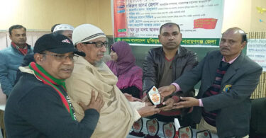 সম্মাননা ক্রেস্ট গ্রহন করলেন বীর মুক্তিযোদ্ধা লুৎফর রহমান