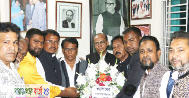 না.গঞ্জ জেলা আ.লীগের সভাপতি আবদুল হাইকে ফুলেল শুভেচ্ছা