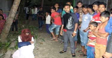 বিয়ের দাবিতে নারায়নগঞ্জের কলেজ ছাত্রীর অনশণ