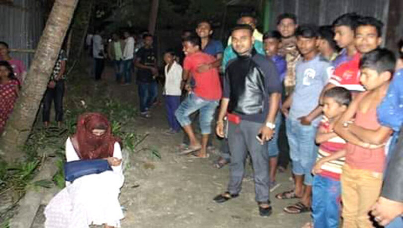 বিয়ের দাবিতে নারায়নগঞ্জের কলেজ ছাত্রীর অনশণ