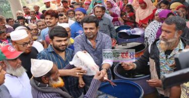 বিজয় দিবসে ৫০ হাজার মাছ বিতরণ করলেন কাউন্সিলর বাবু