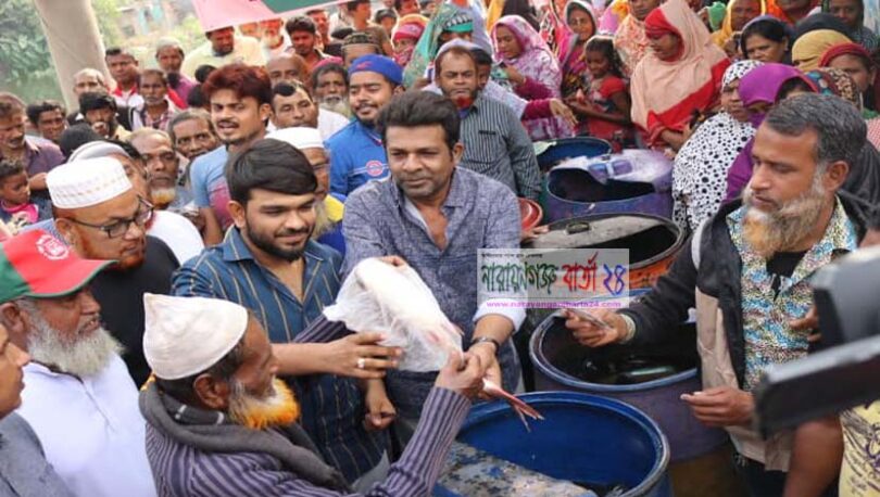 বিজয় দিবসে ৫০ হাজার মাছ বিতরণ করলেন কাউন্সিলর বাবু