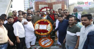 আজমেরী ওসমানের পক্ষে বিজয় স্তম্ভে পুষ্পস্তবক অর্পন
