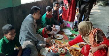 বিজয় দিবসের আনন্দ ভাগাভাগি করতে ছেলে-মেয়ে নিয়ে আশ্রয়কেন্দ্রে ডিসি