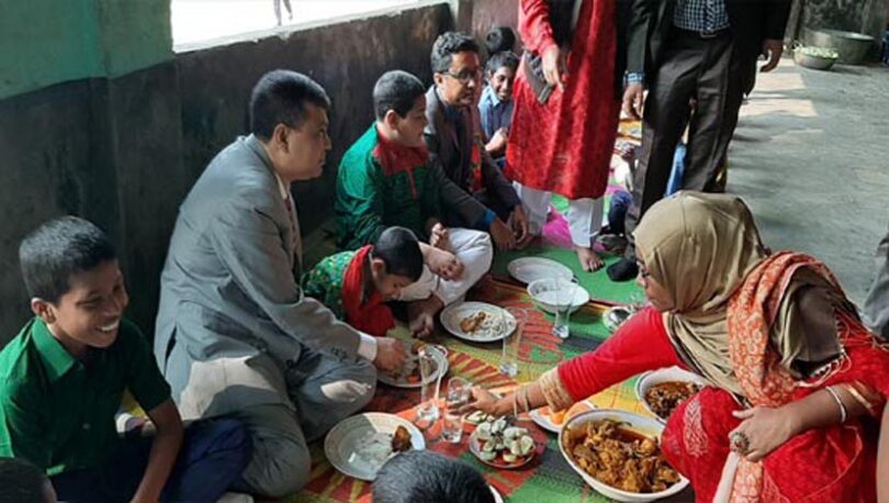 বিজয় দিবসের আনন্দ ভাগাভাগি করতে ছেলে-মেয়ে নিয়ে আশ্রয়কেন্দ্রে ডিসি
