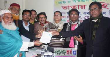 ২২নং ওয়ার্ডে বয়স্ক ও প্রতিবন্ধীদের মাঝে ভাতার বহি বিতরণ
