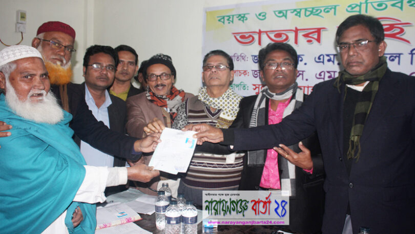 ২২নং ওয়ার্ডে বয়স্ক ও প্রতিবন্ধীদের মাঝে ভাতার বহি বিতরণ