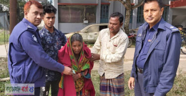 আড়াইহাজারে বৃদ্ধের গায়ে কম্বল জড়িয়ে দিলো ওসি নজরুল