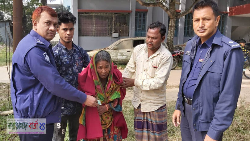 আড়াইহাজারে বৃদ্ধের গায়ে কম্বল জড়িয়ে দিলো ওসি নজরুল