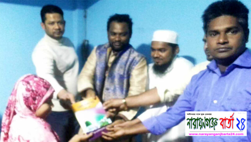 শিক্ষার্থীদের মাঝে নতুন বই তুলে দিলেন যুবলীগ নেতা খান মাসুদ