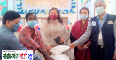 দলিত জনগোষ্ঠীর মাঝে ত্রাণ বিতরণ করলেন নাহিদা বারিক