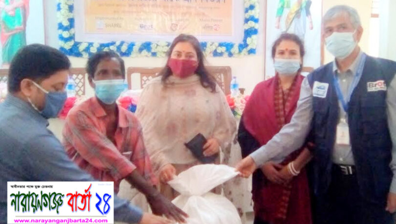 দলিত জনগোষ্ঠীর মাঝে ত্রাণ বিতরণ করলেন নাহিদা বারিক