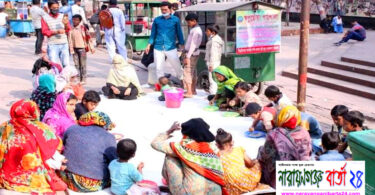 পথ শিশুদের মাঝে তরিকুল ইসলাম লিমনের খাবার বিতরণ