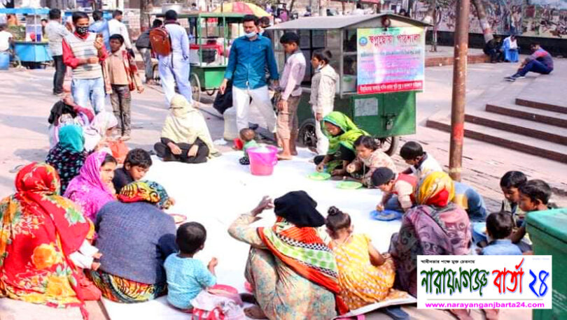 পথ শিশুদের মাঝে তরিকুল ইসলাম লিমনের খাবার বিতরণ