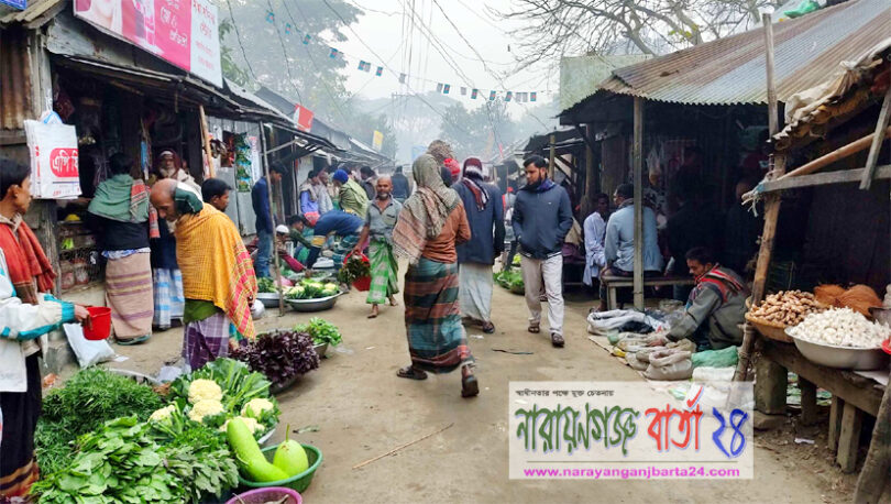 সোনারগাঁয়ে রাস্তা প্রশস্ত করণের দাবিতে এলাকাবাসীর স্বারকলিপি