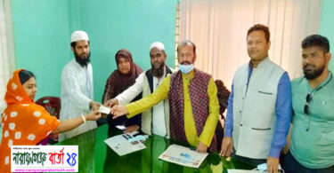 মুছাপুরে স্মার্ট কার্ড বিতরণ করেছেন চেয়ারম্যান মাকসুদ