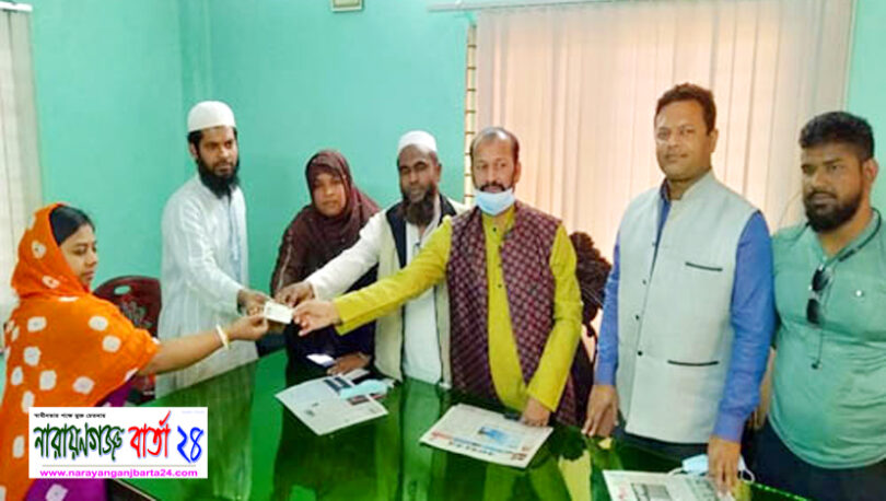মুছাপুরে স্মার্ট কার্ড বিতরণ করেছেন চেয়ারম্যান মাকসুদ