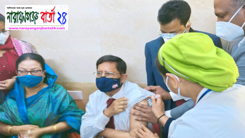 করোনার টিকা নিয়েছেন বস্ত্র ও পাটমন্ত্রী গাজী
