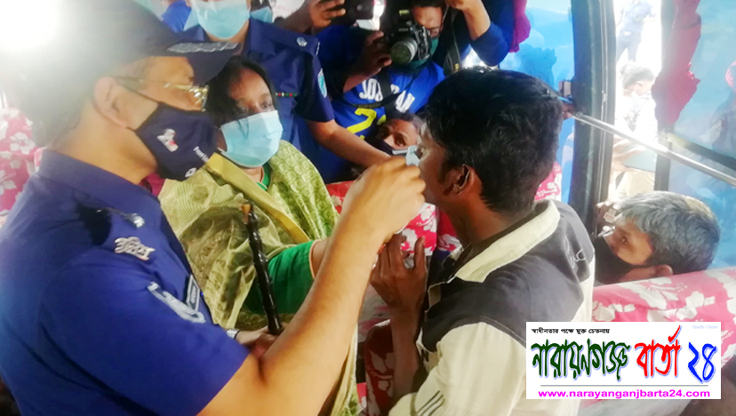 মাস্ক ও হ্যান্ড স্যানিটাইজার বিতরণ করলেন না.গঞ্জ জেলা পুলিশ