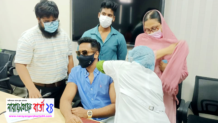 করোনার ২য় ডোজ নিলেন অয়ন ওসমান