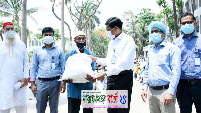 প্রধানমন্ত্রী দেয়া ত্রাণ সামগ্রী পরিবহণ শ্রমিকদের দিলেন ডিসি