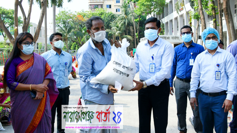 জেলা প্রশাস‌নের প‌ক্ষে অসহায়‌দের খাদ‌্য সহায়তা প্রদান