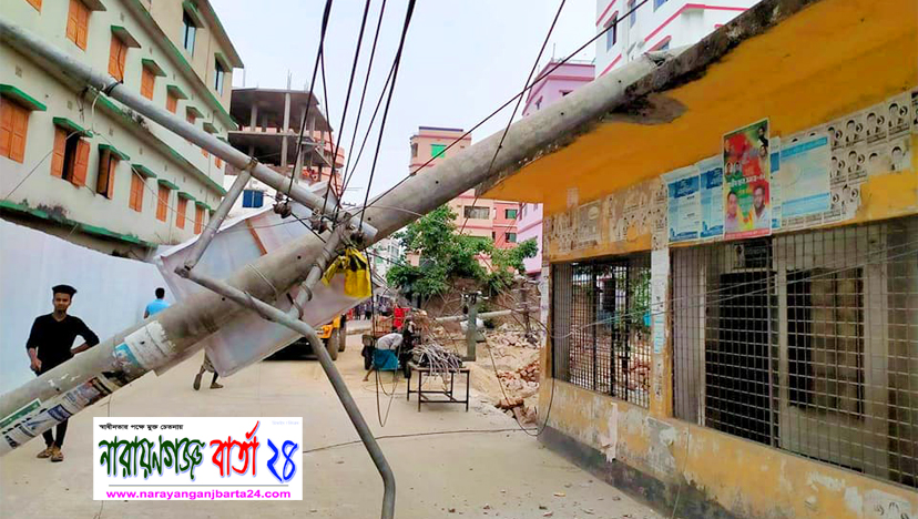 গাড়ীর ধাক্কায় স্কুলের ছাদে পড়লো বিদ্যুতের খুঁটি