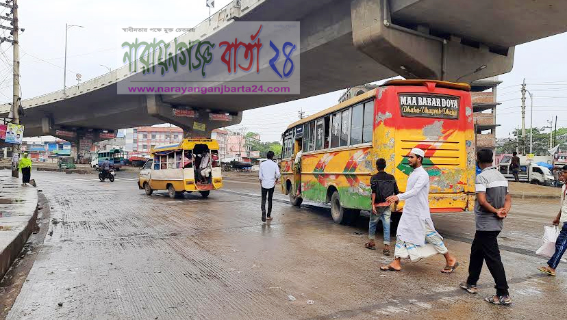 কঠোর লকডাউনেও স্বাস্থ্যবিধি না মেনে রূপগঞ্জে চলছে বাস-লেগুনা