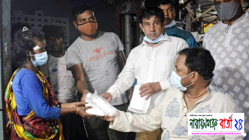 ভাসমান মানুষের মাঝে খাবার বিতরণ করলেন ভিপি বাদল