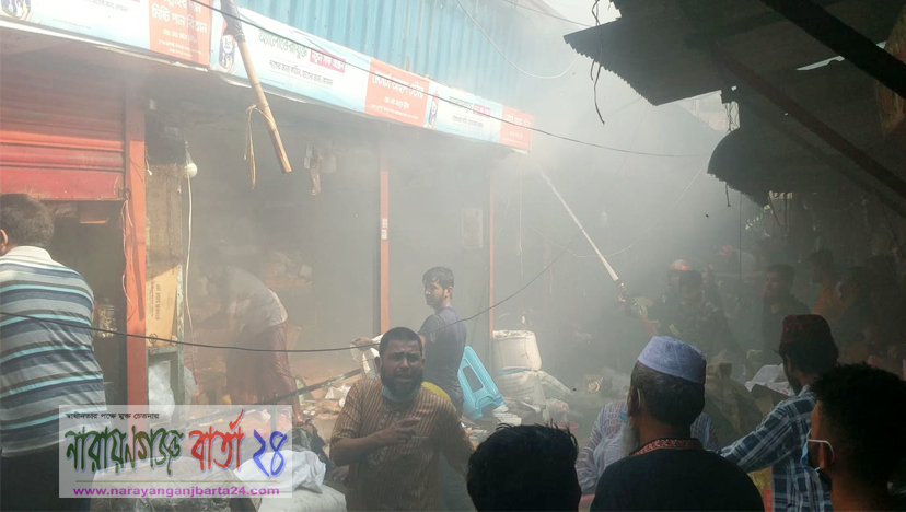 নারায়ণগঞ্জের দিগু বাবু বাজারে ভয়াবহ আগুন