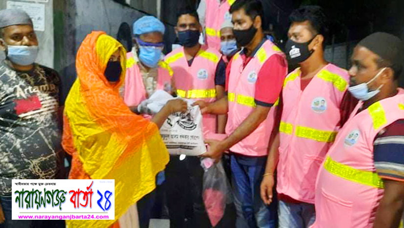 ঈদ উপহার নিয়ে ঘরে ঘরে পৌছে দিচ্ছেন টিম খোরশেদ
